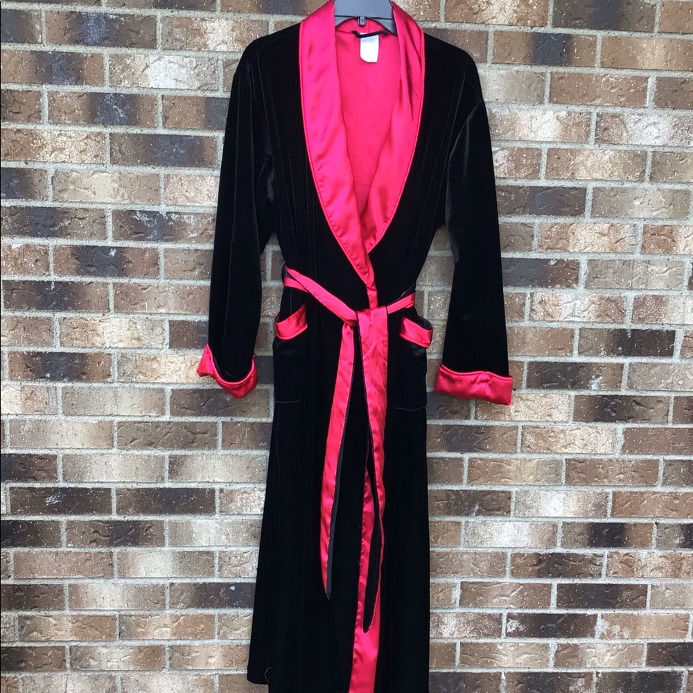 Long M/L Cozy Bathrobe in Black w/Red Lining & Red on Cuffs, Pockets & Belt